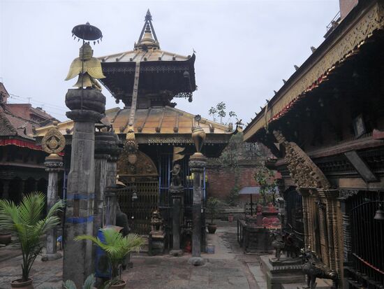 Irgendwo in den Gassen von Bhaktapur haben wir wieder einmal eine Oase entdeckt. Ein Tempel, der uns sehr gefallen hat. Nicht nur wegen seiner Pracht, sondern besonders, weil jeder trockene Platz von kartenspielenden Männern besetzt war.