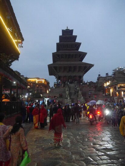 Abends gab's Party im Schatten der Tempel. Mit Musikkapelle und Tanzdarbietungen.