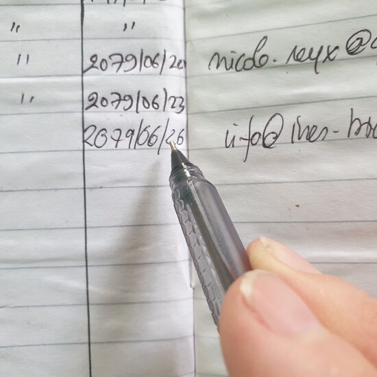 Beim Eintrag ins Gästebuch wurde Wert auf das nepalesische Datum gelegt. In Nepal gibt es zwei offizielle Kalender. Wir haben am 26. Juni 2079 eingecheckt.