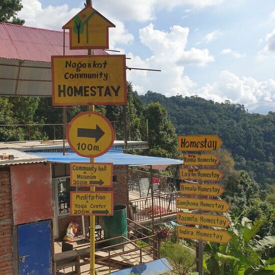 Der Ort besteht fast nur aus Homestays. Die Häuser werden nach den Vornamen der Frauen benannt, denn im Geschäft mit den Homestays haben Männer nicht viel zu melden.