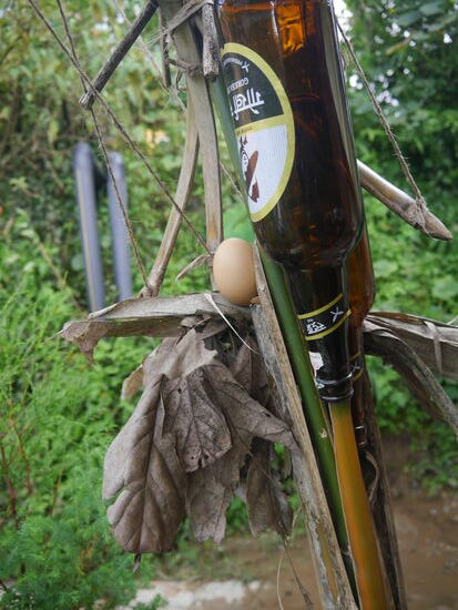 Überreste von einem schmanistischen Ereignis. Eine Gruppe von etwa 30 Europäern waren hier um Einblick in schamanistische Praktiken zu erhalten.