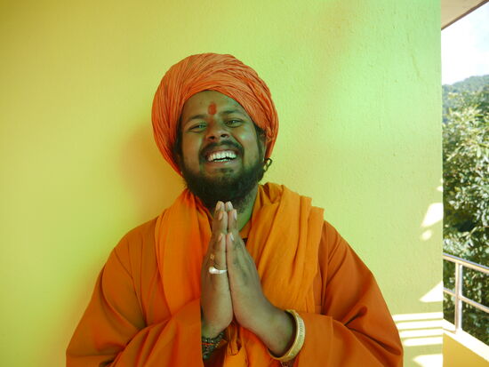 Der Yogi des Ortes kann spannend erzählen und Lust auf 4 Wochen hier oben in den Bergen machen. Ein sehr charismatischer Typ, der seit seiner Kindheit Yoga praktiziert.