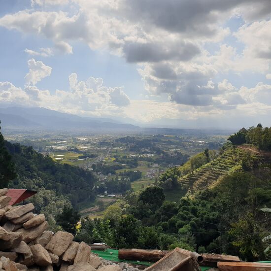 Blick ins Tal. Kathmandu und Bhaktapur liegen uns nun zu Füßen.