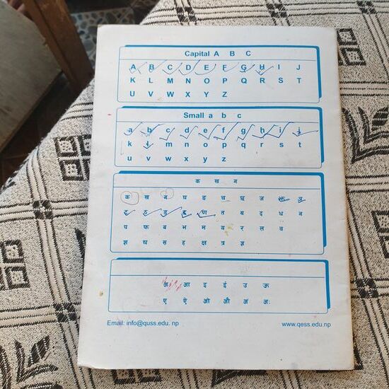 Neben zwei Kalendern müssen auch zwei Alphabete und Sprachen gelernt werden. Selbst die Kleinen werden englisch unterrichtet. Nur ein Fach ist noch in Nepali.