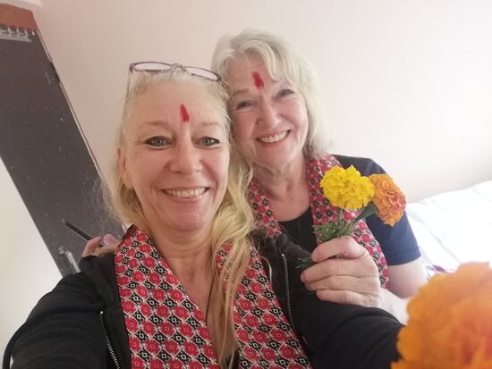 Begrüßung im Homestay mit Tikka, Schal und frischen Blumen aus dem Garten.