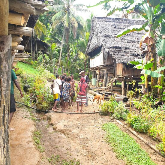 Nach dem Frühstück wird gepackt. Die Jungen bringen wieder alles zum Boot runter und Albert verteilt, wie schon am Anfang für jeden einen Bonbon zur Belohnung