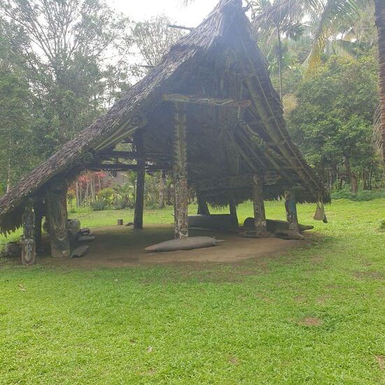 Unterwegs halten wir noch mal an einem Spirithouse