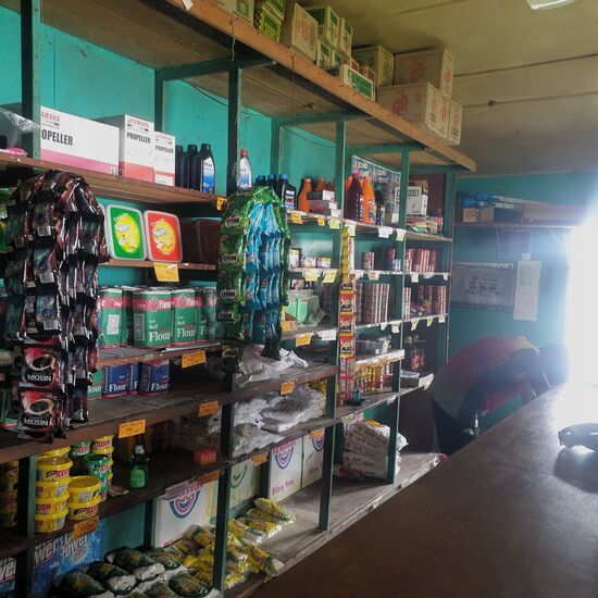 Albert hält nochmal an einem Laden, wo man Bier kaufen kann. Der Abend ist gerettet.