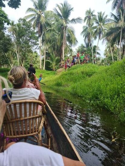 Wir fahren durch einen schmalen Kanal, und kommen in Albert's Dorf an - in Kanganamun, und werden schon von den Kindern erwartet. Natürlich tragen sie wieder alles bis zum Haus.
