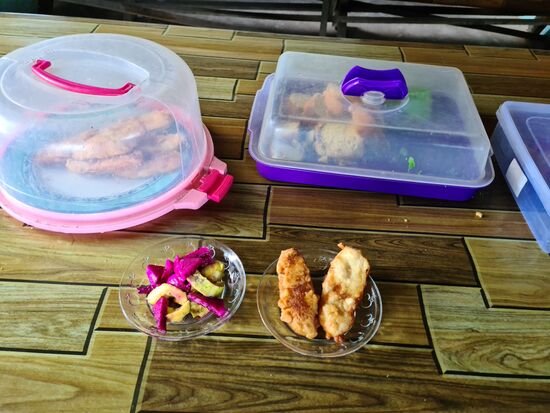 Mein Frühstück - leider immer süß. Meistens Kuchen und Obst.
Das hier sind gebacckene Bananen leeeecker, und Drachenfrucht mit Avocado, die wird hier auch meistens süß zubereitet.