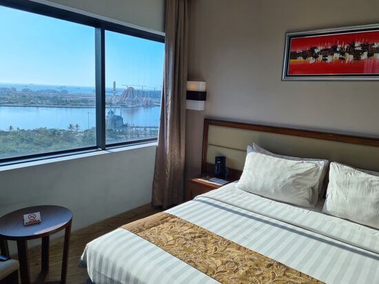 im Hintergrund die "99-Kuppel- Moschee"