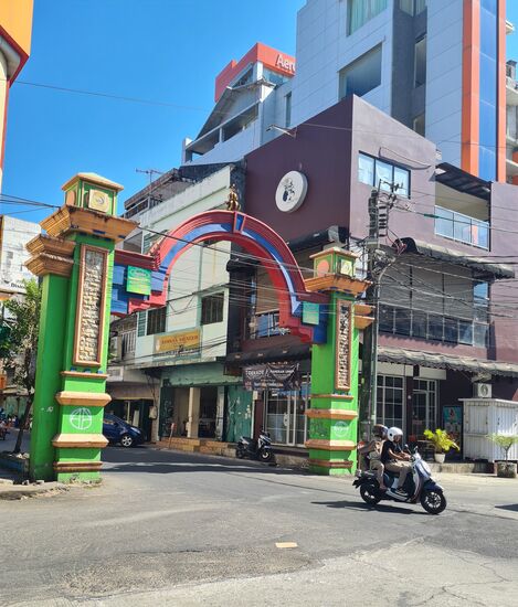 Ich habe das Gefühl, hier im chinesischen Viertel gelandet zu sein.
Alle Geschäfte scheinen chinesische Besitzer zu haben.