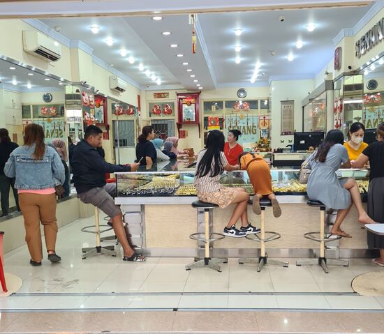 Dafür sprechen auch die vielen Läden, in denen Gold verkauft wird. Fast alle sind gut besucht.