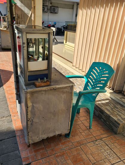 Nicht so ganz klar sind mir die kleinen Stände vor den Läden (hier ausnahmsweise verwaist) mit kleinen Waagen. Vielleicht bringen hier Menschen ihr Gold hin, um es zu verkaufen. Hmmm - keine Ahnung