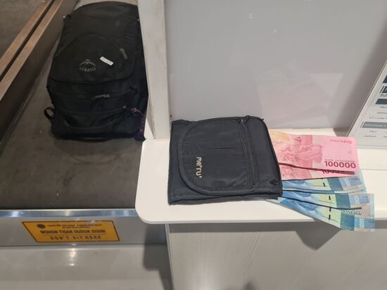 Das erste Mal, dass ich an einem Check in Schalter meinen Flug in bar bezahlt habe!
Weil ich 4 kg Übergepäck habe, muss ich 120000 IDR mehr bezahlen, mit 504.000 IDR bin ich dabei. Das sind 30,00 €.