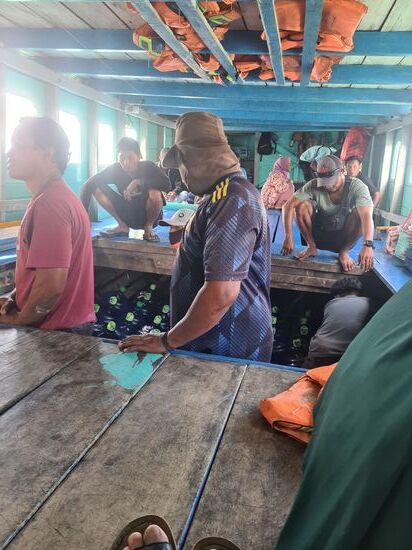 Dann werden die Bretter wieder drauf gelegt, und es darf Platz genommen werden.