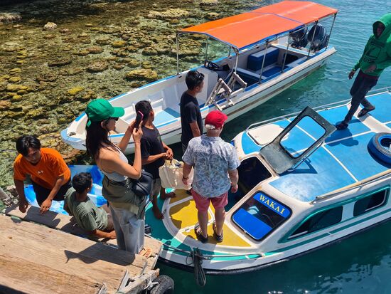Suri und John reisen heute leider weiter, sie müssen sich noch in das schon volle Speedboot quetschen. Gute Reise Ihr Beiden
