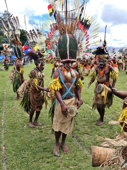 Diese Gruppe hatte einen Kopfschmuck, der von Hunderten von grün schillernden Käfern bestückt war.