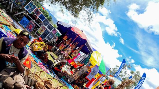 vor dem eigentlichen Festplatz Marktstönde mit typischem Kunsthandwerk, Schmuck, und Freßbuden.