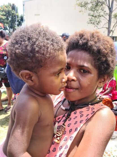 Auffällig war, das sich die älteren Kinder völlig selbstverständlich um die jüngeren Kinder gekümmert haben