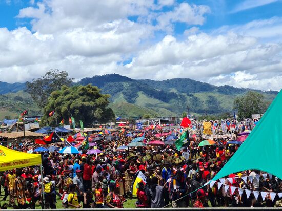 Mittags, wenn für die Einheimischen das Gelände geöffnet wurde, war der Platz zum Bersten voll