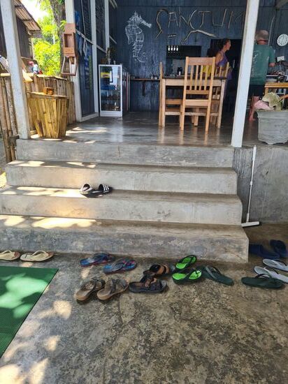 Immer schön die Schuhe ausziehen. Aber es läuft sich auch sehr fußschmeichelnd auf diesem hochpolierten Beton.