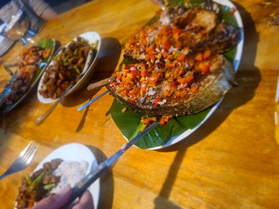 Lecker Thunfisch, aber auch die  Vegetarier und Veganer sind mehr als zufrieden mit ihrem Essen.