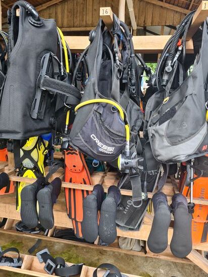 Nr. 16 war meine Equipmentnummer. So weiß jeder Taucher und jeder Diveguide, welches Equipment benötigt wird.