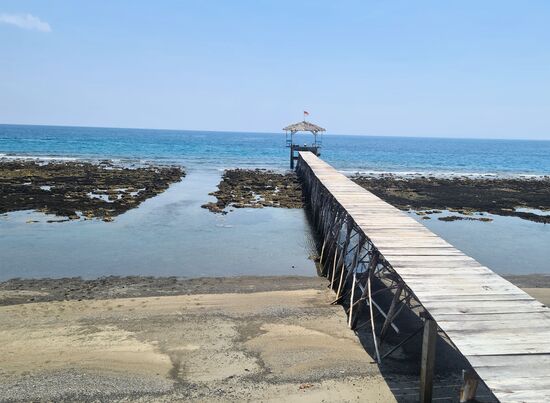 Die Bootseinfahrt bei Ebbe. Damit die Boote nicht jedesmal weitere Korallen zerstören.