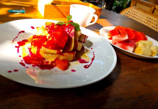 Zum Frühstück gibt es French Toast mit Früchten. So lecker !
Nach etlichen Wochen 3 x täglich Reis kann ich das sehr geniessen.