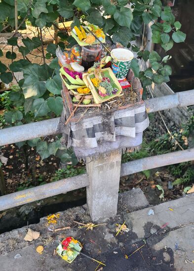 Die alten Opfergaben werden dabei achtlos zurückgelassen.