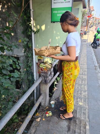 Mit einem besonderen Ritual werden die neuen Schälchen hingestellt.