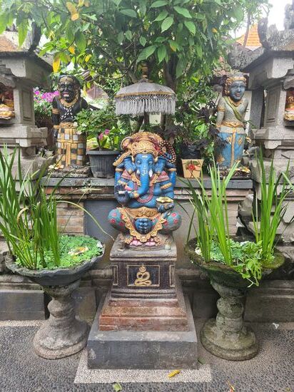 Es geht nur rechts oder links nach dem Eingang vorbei.