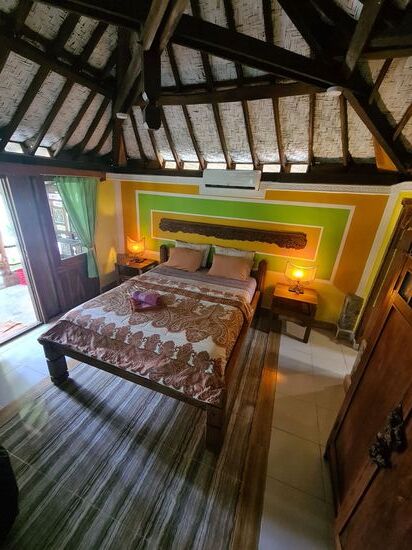 Die Zimmer sind ebenfalls sehr individuell eingerichtet, jeder Bungalow anders.