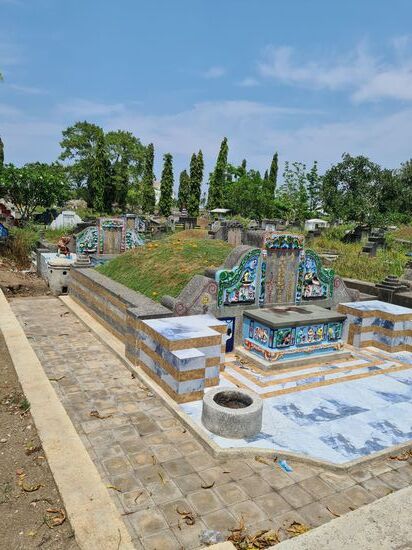 Dieses ist ein chinesischer Friedhof, natürlich gibt es auch den muslinischen, sowie den katholischen Friedhof.