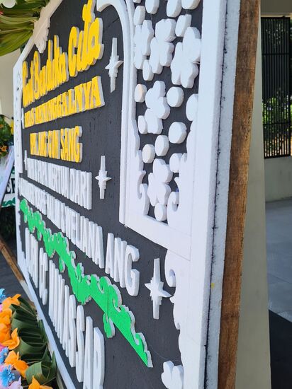 Aus Styropor geschnitten werden große Tafeln aufgestellt mit dem Namen des Verstorbenen.