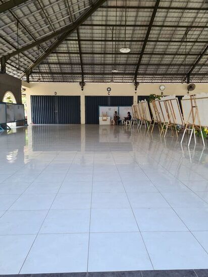 Hinter den Metalltüren liegen die Verstorbenen,  die Angehörigen und Bekannten kommen dann zu einer festgelegten Uhrzeit und können Abschied nehmen, alles ähnlich wie bei uns.
Bei den Muslimen kommen meistens nur die Männer, wenn Frauen kommen, stehen sie häufig  am Rande.