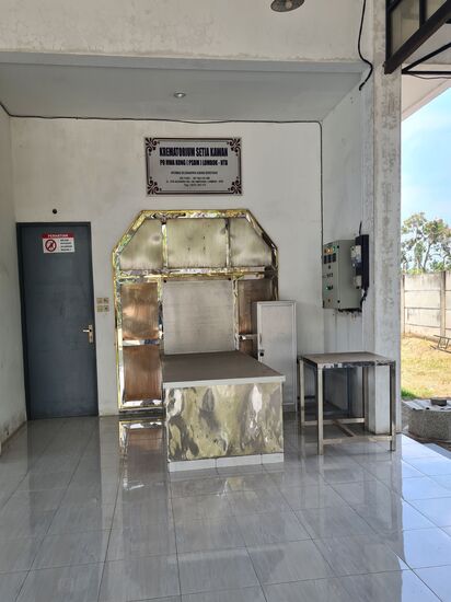 Das ist das Krematorium, Muslime dürfen nicht verbrannt werden, sondern bekommen eine Erdbestattung.