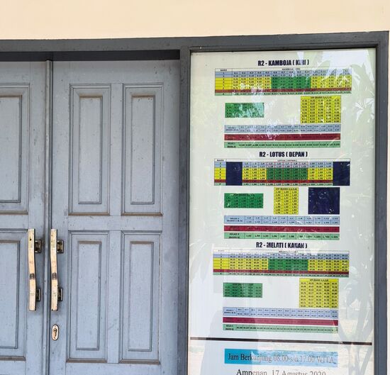 Wenn die Asche nicht direkt von den Angehörigen mitgenommen wird, wird sie hier aufbewahrt. Die Farben geben die Preise an, bestimmte Plätze sind teurer als andere. Den Verstorbenen dürfte das wohl egal sein, offensichtlich den Angehörigen aber nicht.