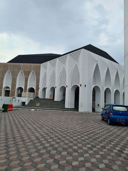 Es gibt hier in Mataram eine kleinere Gemeinde mit radikalen Salafisten