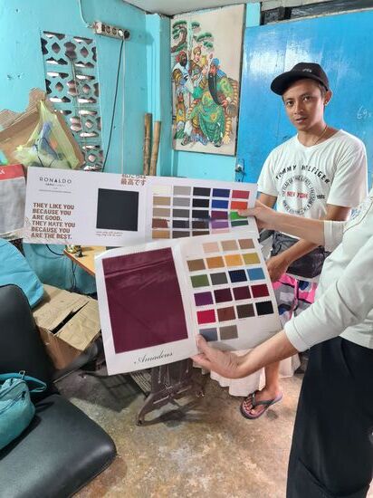 Stolz zeigt er uns eine Materialauswahl.