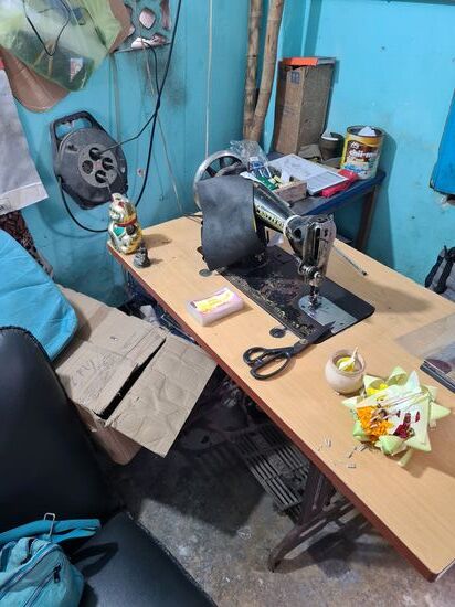 Auf dieser Maschine näht er alles. Von Kissen, über mit Leder gepolstere Sitzgarnituren. Alles was das Herz begehrt.