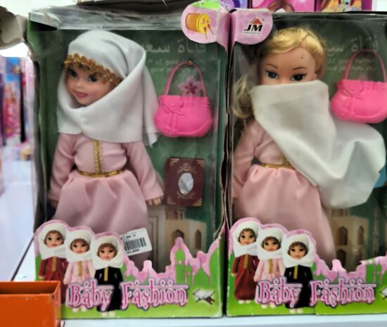 Für die kleinen  Mädchen. Die Barbie mit Kopftuch und entsprechender Kleidung war ausverkauft.