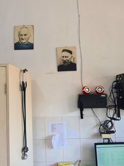 Den Gründer der Mission (links oben) sollten wir unbedingt fotografieren.