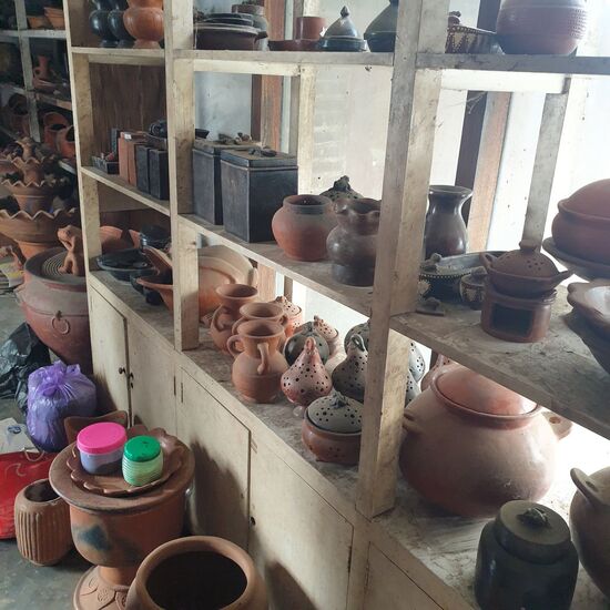 Wir besuchen einen Töpfer. Hier wird alles noch mit der Hand hergestellt.