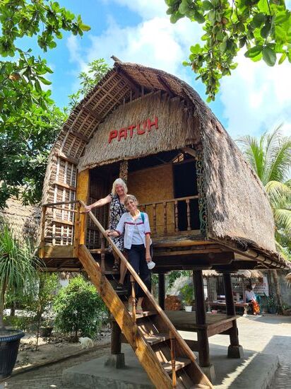 Wir fahren in eine Weberei.