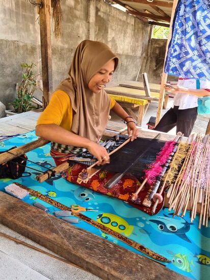 Die Frauen arbeiten jeden Tag 8 Stunden.