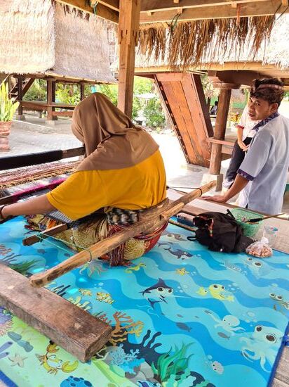 Das Holz im Rücken soll die Haltung stützen, damit es nicht zu Rückenbeschwerden kommt.