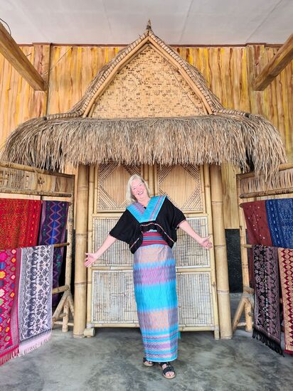 Natürlich ist es auch eine Verkaufsveranstaltung, und schnell werde ich in eine klassische Bekleidung gepackt, in der Hoffnung, ich kaufe sie.
Es hat nett ausgesehen, gekauft habe ich sie trotzdem nicht.