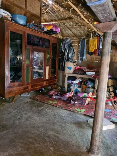 Auf dieser Seite schlafen die Frauen und Mödchen, auf der anderen  die Jungen